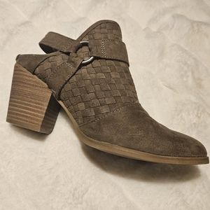 Universal Thread boots